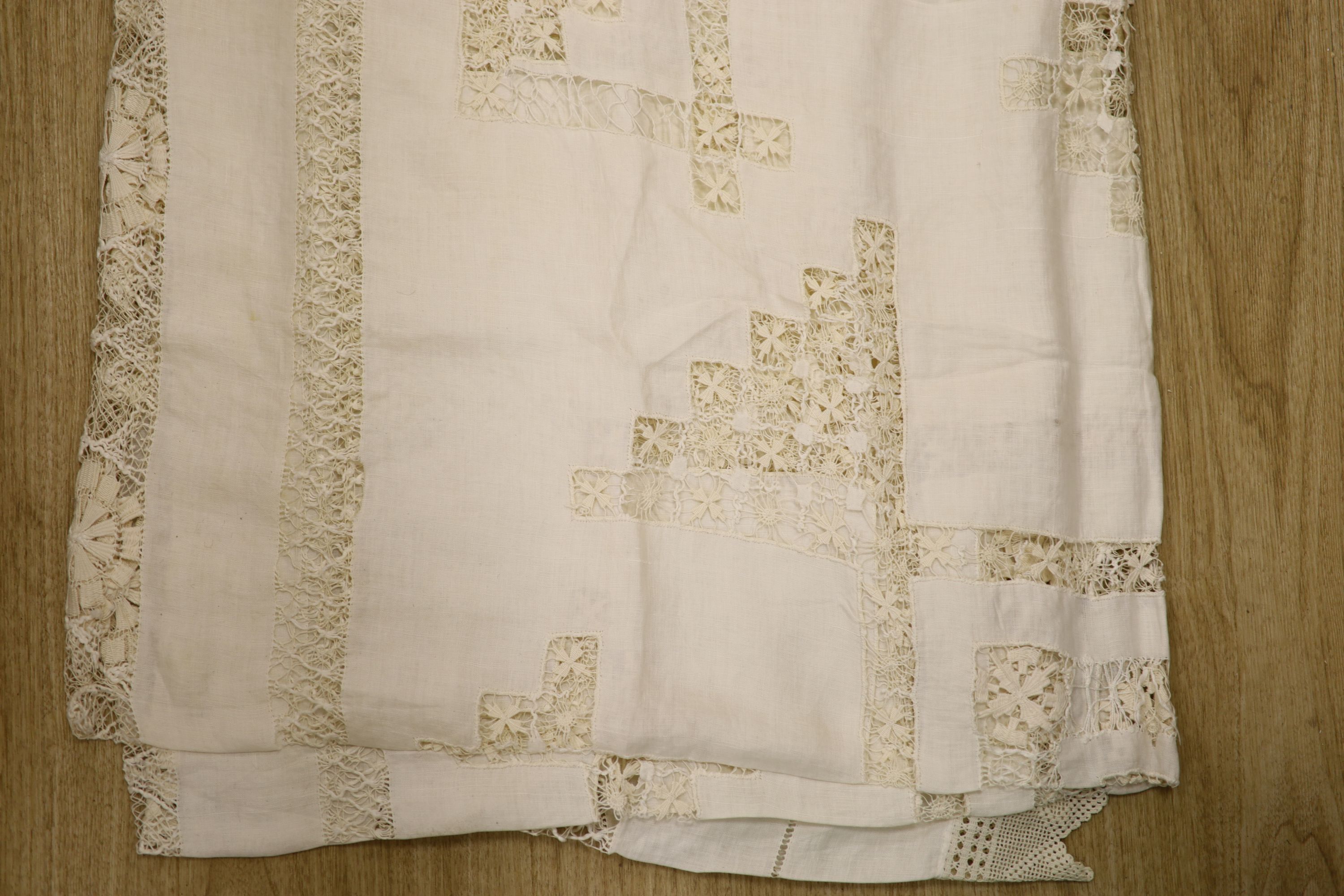 A quantity of linen, including a drawn thread cloth, crochet-edged cloths, damask and sheets